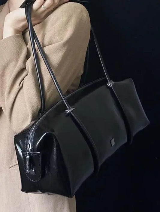 "Sac à main noir en polyester avec poche zippée, élégant et pratique"