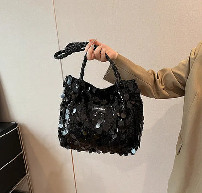 Sac à main ultra tendance avec finitions brillantes, apportant une touche d’éclat à vos tenues quotidiennes, mélange parfait entre style urbain et glamour