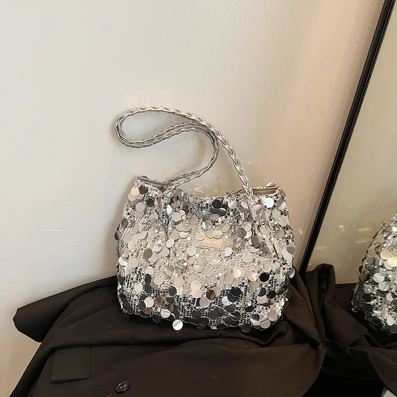 Sac à main ultra tendance avec finitions brillantes, apportant une touche d’éclat à vos tenues quotidiennes, mélange parfait entre style urbain et glamour