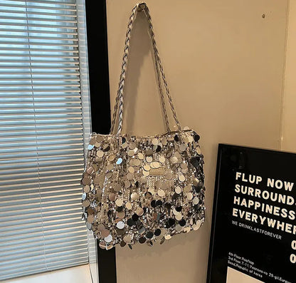 Sac à main ultra tendance avec finitions brillantes, apportant une touche d’éclat à vos tenues quotidiennes, mélange parfait entre style urbain et glamour