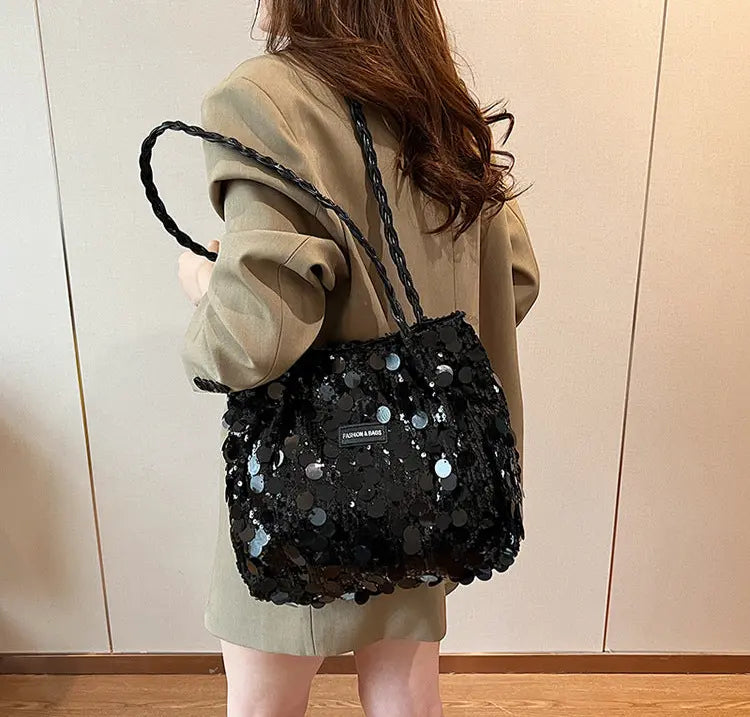 Sac à main ultra tendance avec finitions brillantes, apportant une touche d’éclat à vos tenues quotidiennes, mélange parfait entre style urbain et glamour