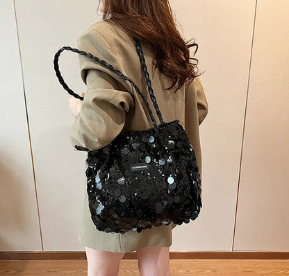 Sac à main ultra tendance avec finitions brillantes, apportant une touche d’éclat à vos tenues quotidiennes, mélange parfait entre style urbain et glamour