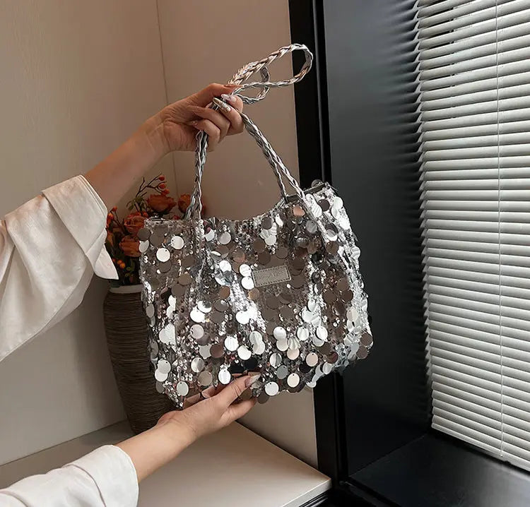 Sac à main ultra tendance avec finitions brillantes, apportant une touche d’éclat à vos tenues quotidiennes, mélange parfait entre style urbain et glamour