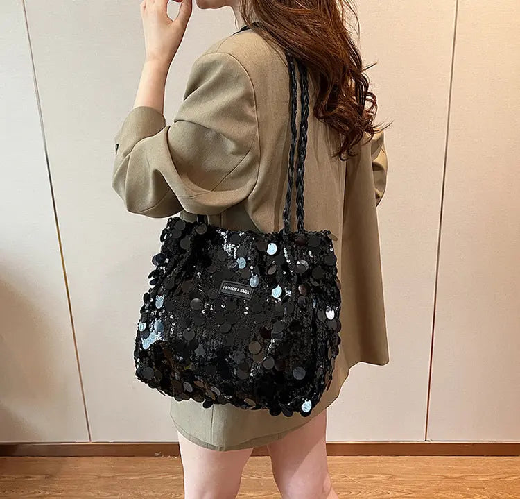 Sac à main ultra tendance avec finitions brillantes, apportant une touche d’éclat à vos tenues quotidiennes, mélange parfait entre style urbain et glamour