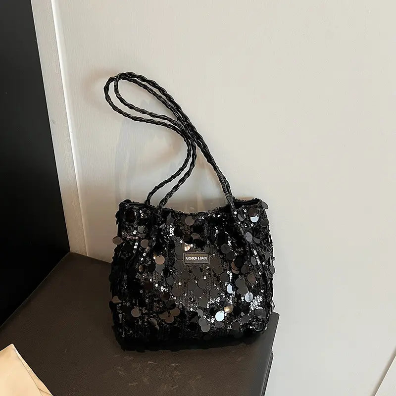 Sac à main ultra tendance avec finitions brillantes, apportant une touche d’éclat à vos tenues quotidiennes, mélange parfait entre style urbain et glamour