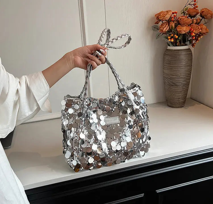 Sac à main ultra tendance avec finitions brillantes, apportant une touche d’éclat à vos tenues quotidiennes, mélange parfait entre style urbain et glamour