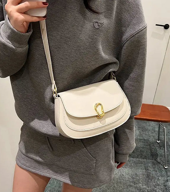 : Sac à main blanc porté au quotidien, simplicité urbaine ch