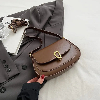 Gros plan sur les lignes de couture et la texture du sac à main urbain.