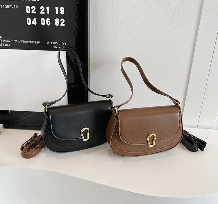 Sac à main  porté à l’épaule, look élégant et tendance.