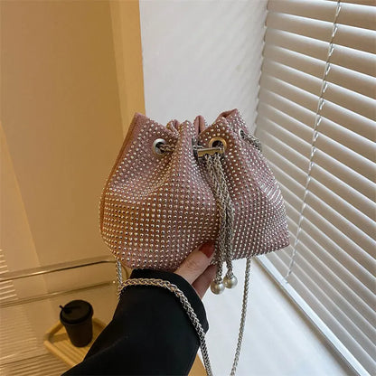 Sac seau avec accessoires assortis, style glamour et pratique.