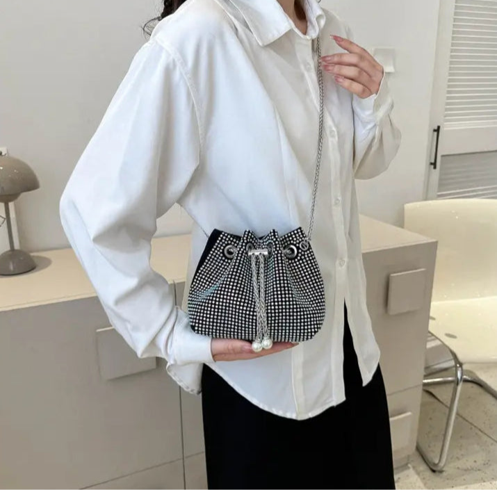 Sac seau avec accessoires assortis, style glamour et pratique.