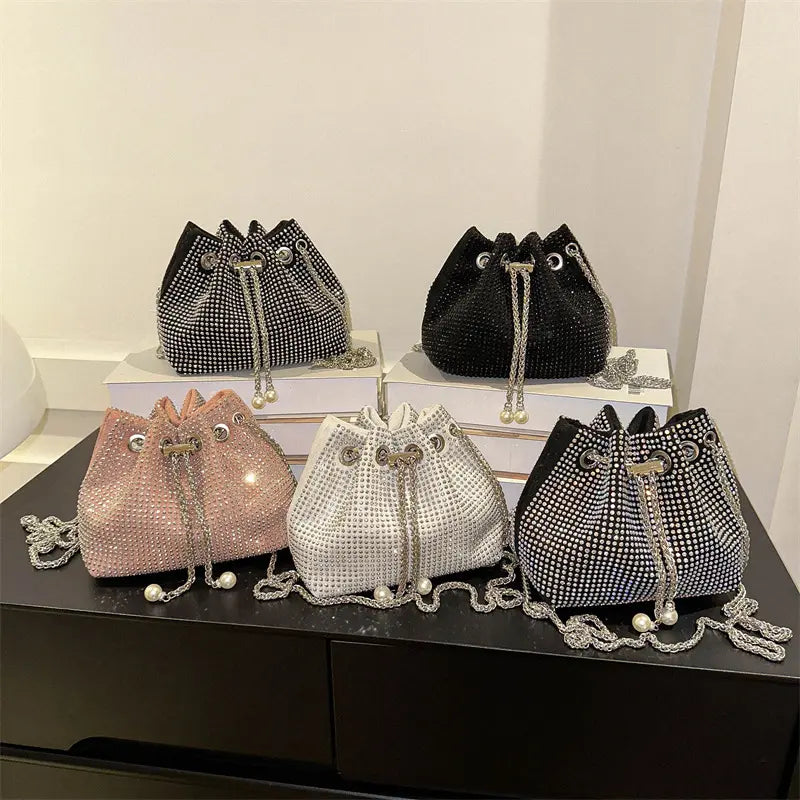 Le Sac Seau Raffiné Détails Diamantés Et Élégance Pratique