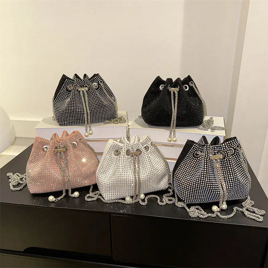 Le Sac Seau Raffiné Détails Diamantés Et Élégance Pratique