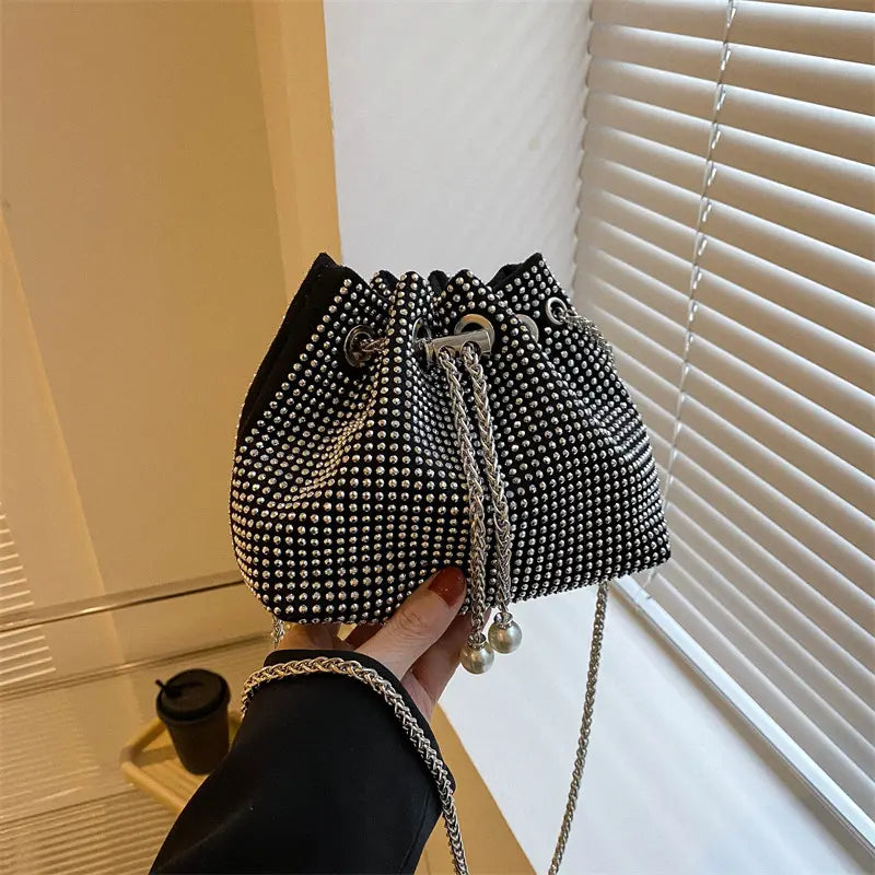 Sac seau femme dimensions 23,5x16,5x14,5 cm, format pratique pour le quotidien.