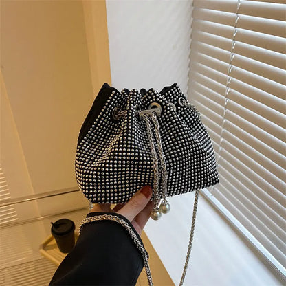 Sac seau femme dimensions 23,5x16,5x14,5 cm, format pratique pour le quotidien.