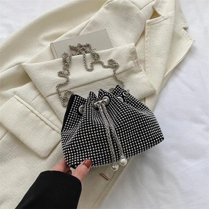 Sac seau en cuir porté avec une tenue élégante pour le bureau ou une sortie.