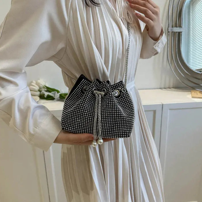 Sac seau en cuir porté avec une tenue élégante pour le bureau ou une sortie.