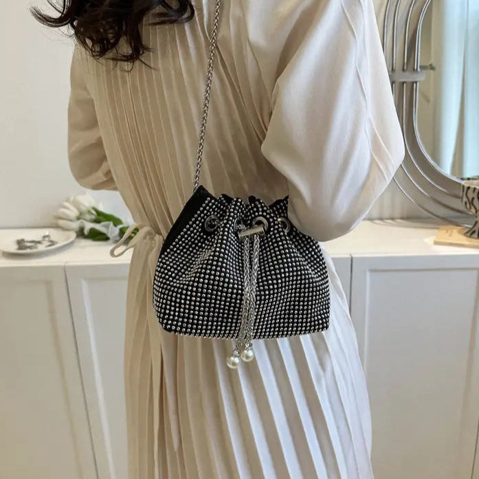 Détail des incrustations de diamants sur le sac seau marro