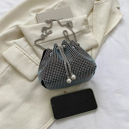 Détail des incrustations de diamants sur le sac seau marron.