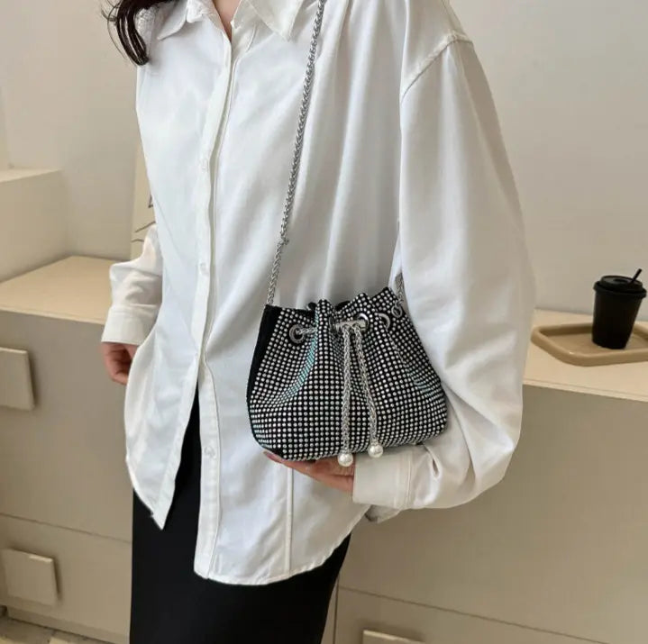 Sac seau marron en cuir élégant, vue de face.