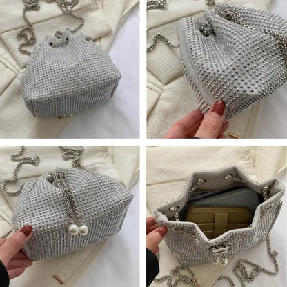 Gros plan sur les détails décoratifs en diamants du sac seau noir.