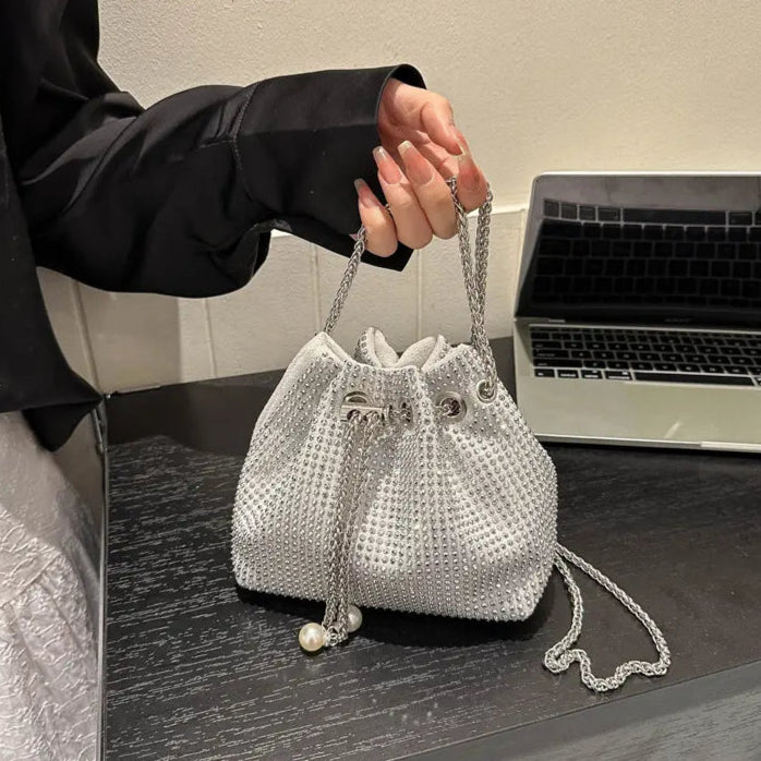 Sac seau noir en cuir lisse avec détails en diamants, vue de face.