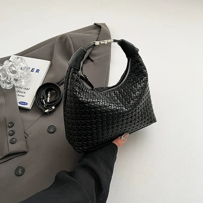 Sac seau tressé en cuir vegan élégant et tendance