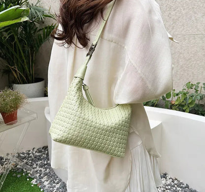 : Sac seau tressé en cuir vegan élégant et tendanc