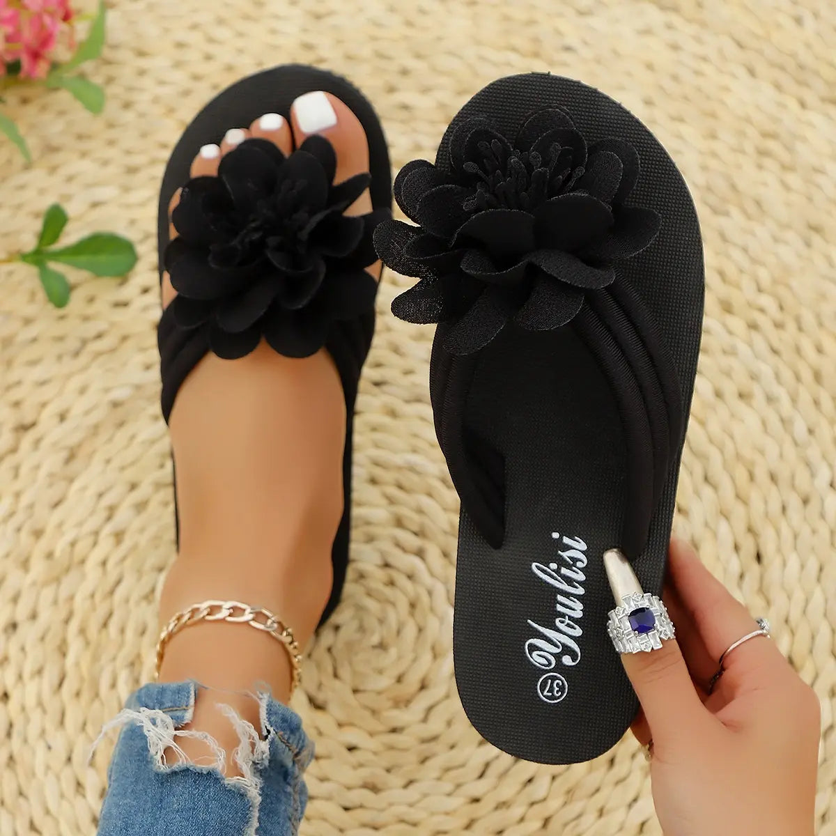 Tongs femme noires avec semelle souple et légère