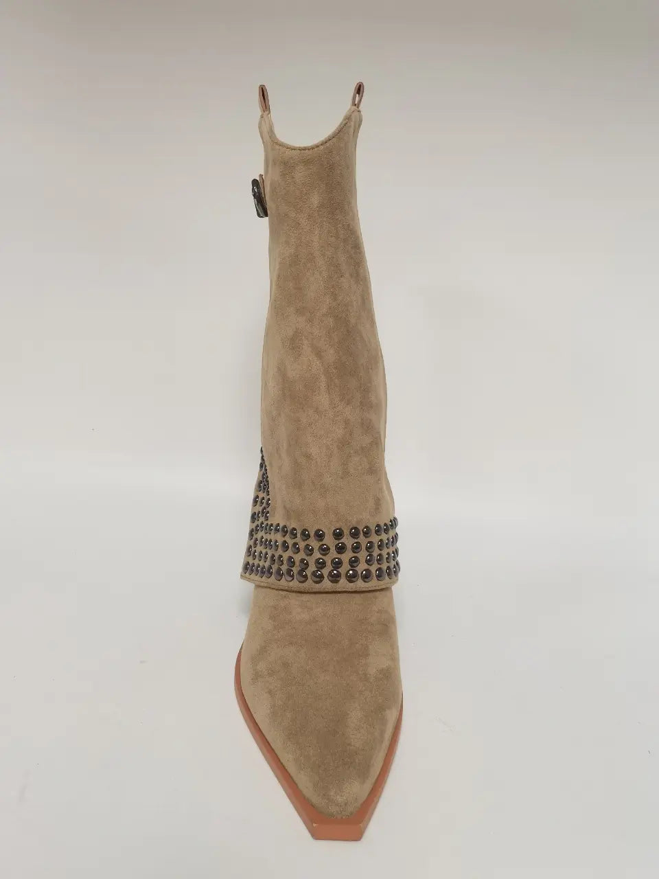 Santiags beige à bout pointu avec rivets métalliques argentés, talon moyen confortable.