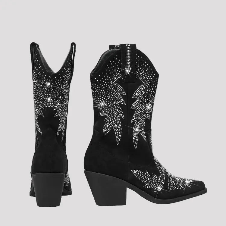 Bottes noires à talon 7 cm avec strass argentés, vue latérale, style e-commerce.