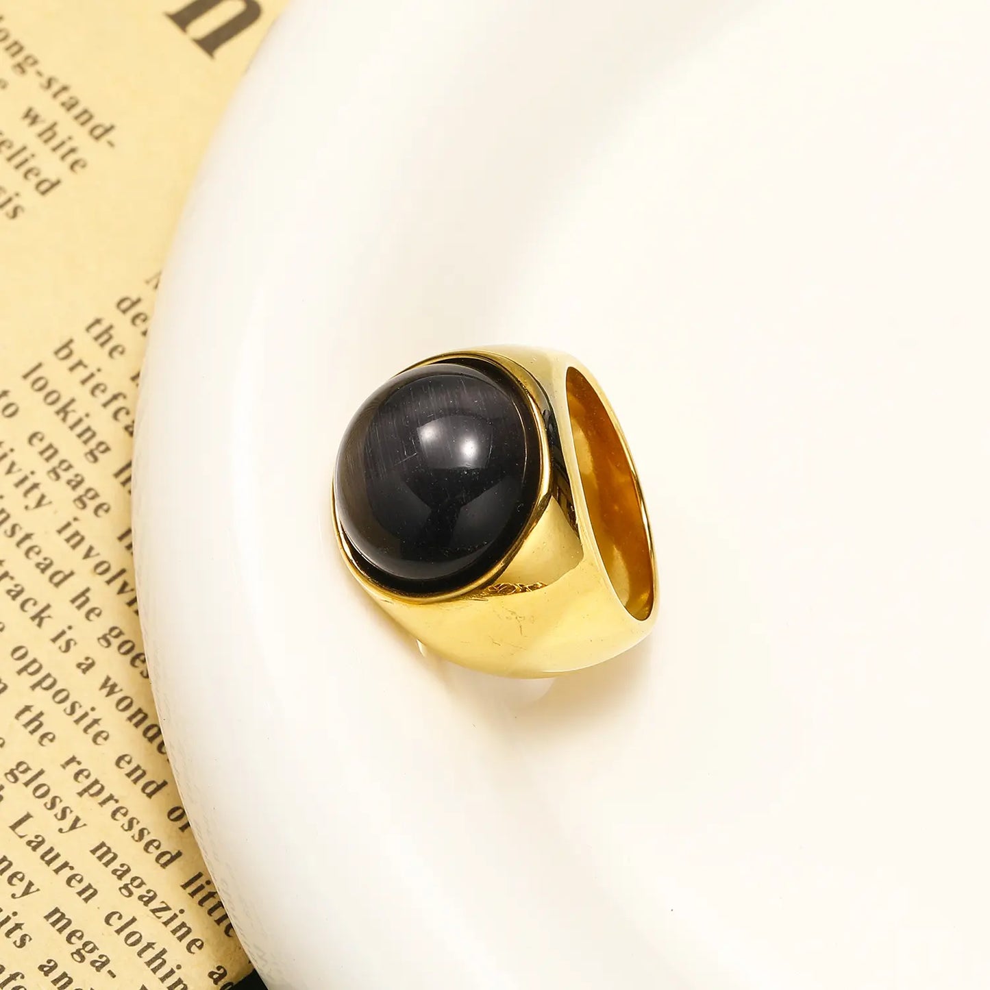 Bague femme pierre noire dorée style moderne SecretBombe
