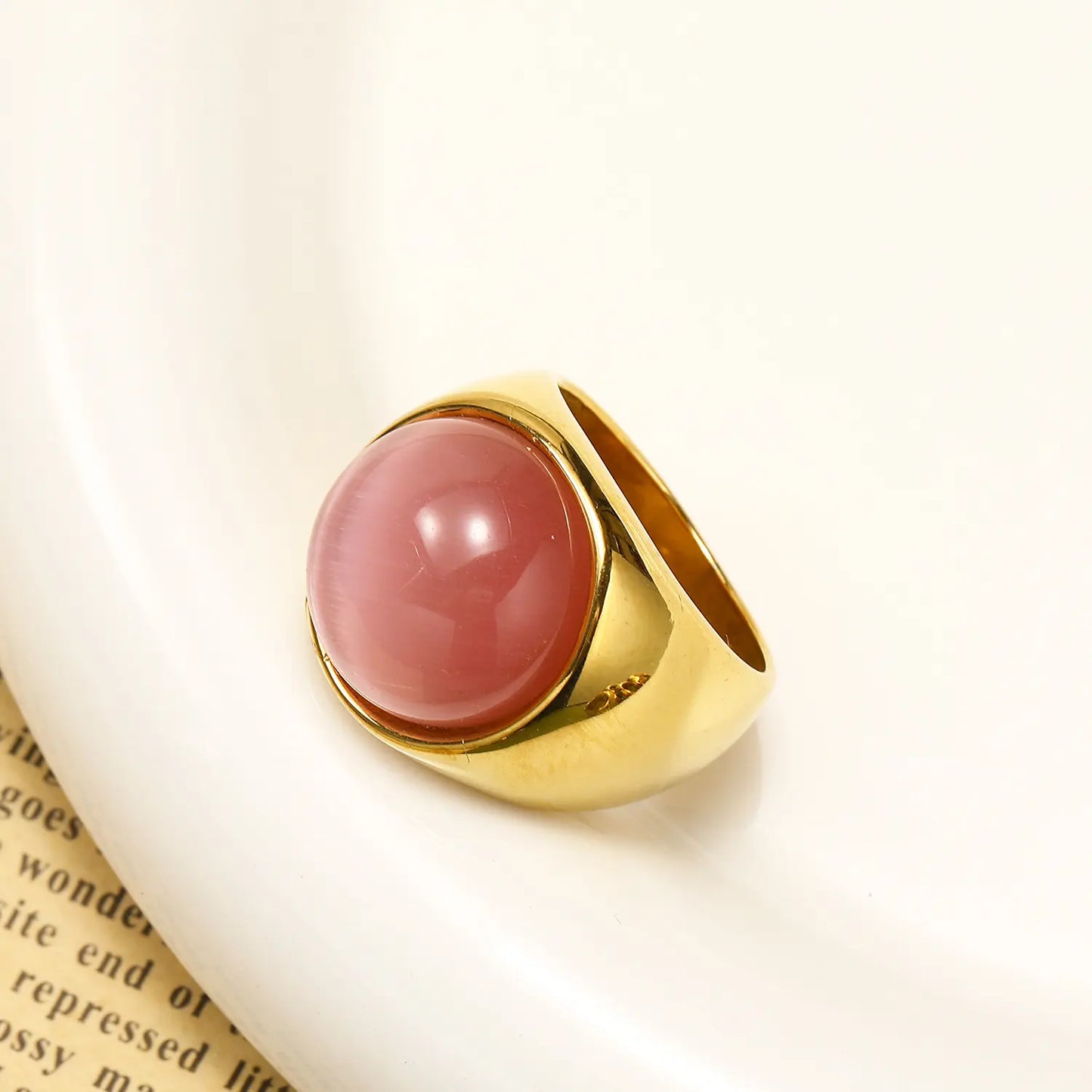 Bague dorée pierre rose femme chic SecretBombe