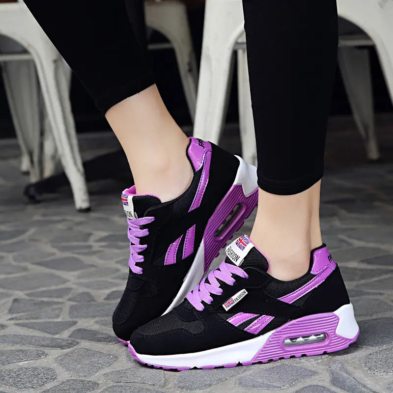 Baskets femme look sport chic noir et bleu moderne SecretBombe
