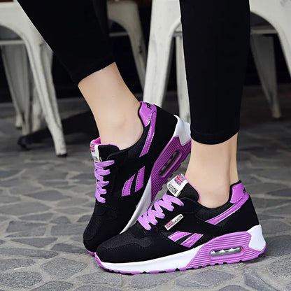 Baskets femme look sport chic noir et bleu moderne SecretBombe