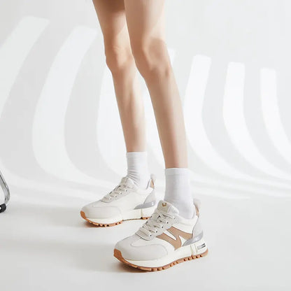 Sneakers femme look européen beige et vert chic moderne SecretBombe