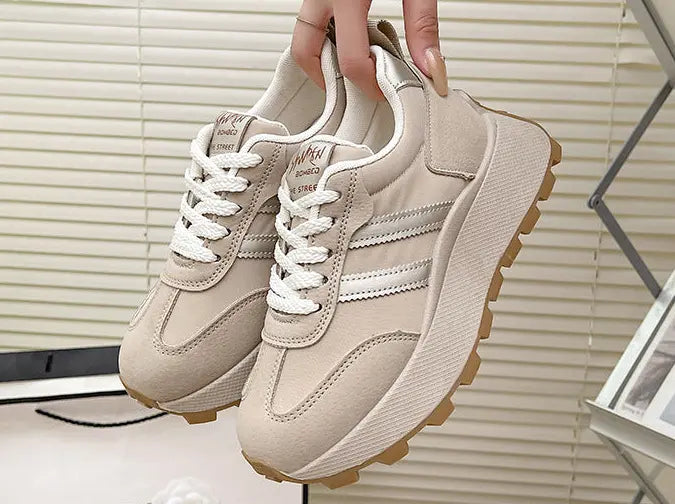 détail baskets rétro femme beige matière microfibre SecretBombe