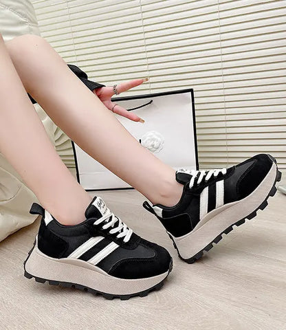 baskets rétro femme noires vue de profil design sport chic SecretBombe