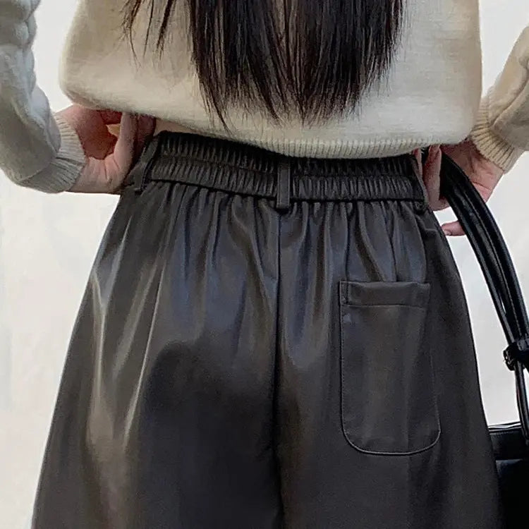 Bermuda mi-mollet cuir vegan SecretBombe silhouette structurée