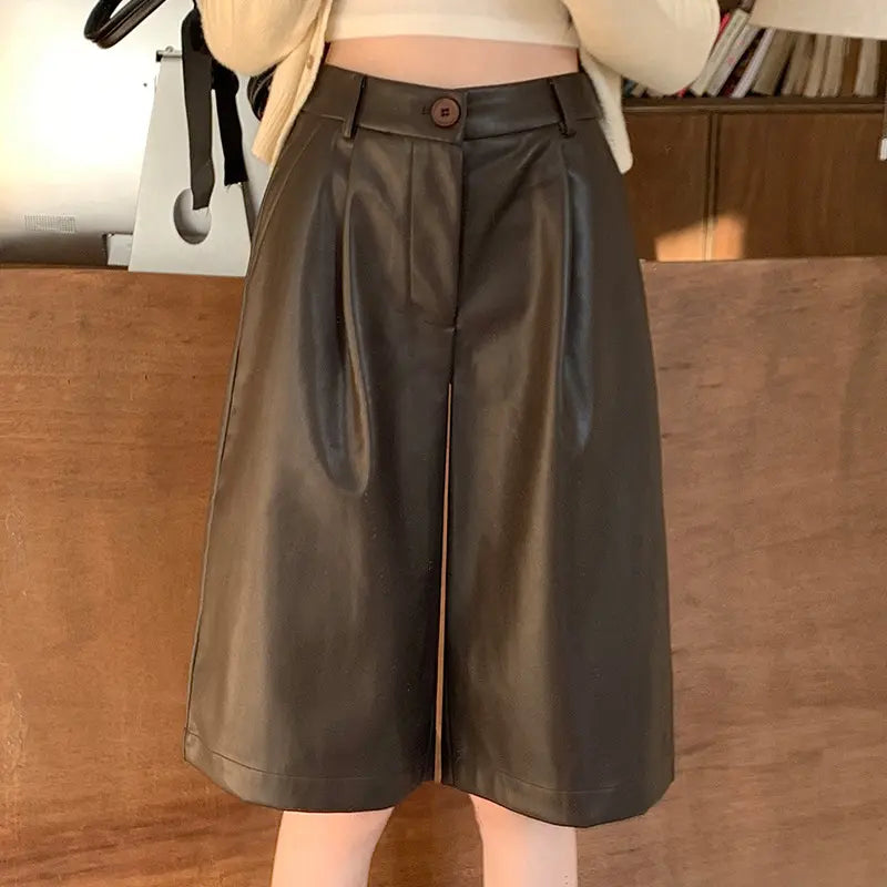 Bermuda mi-mollet cuir vegan SecretBombe silhouette structurée