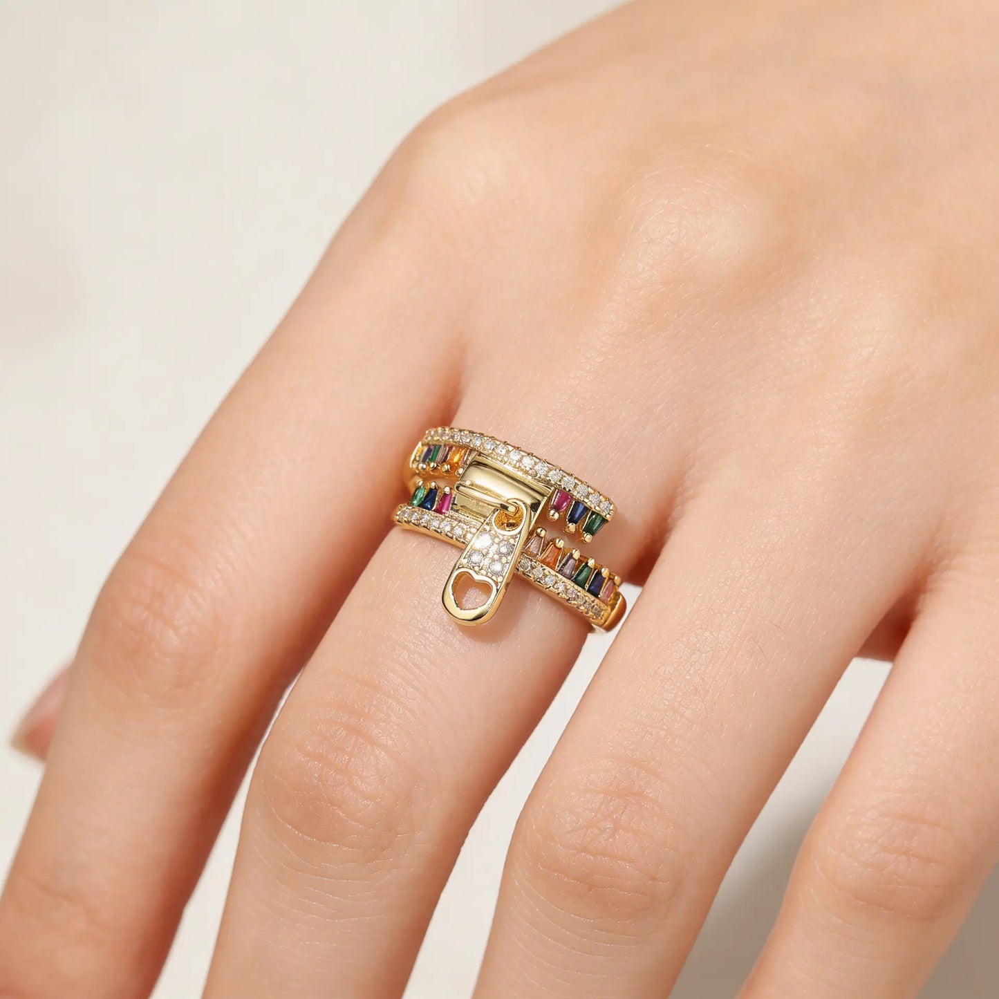 Bague femme dorée ajustable avec zircon coloré design chic SecretBombe