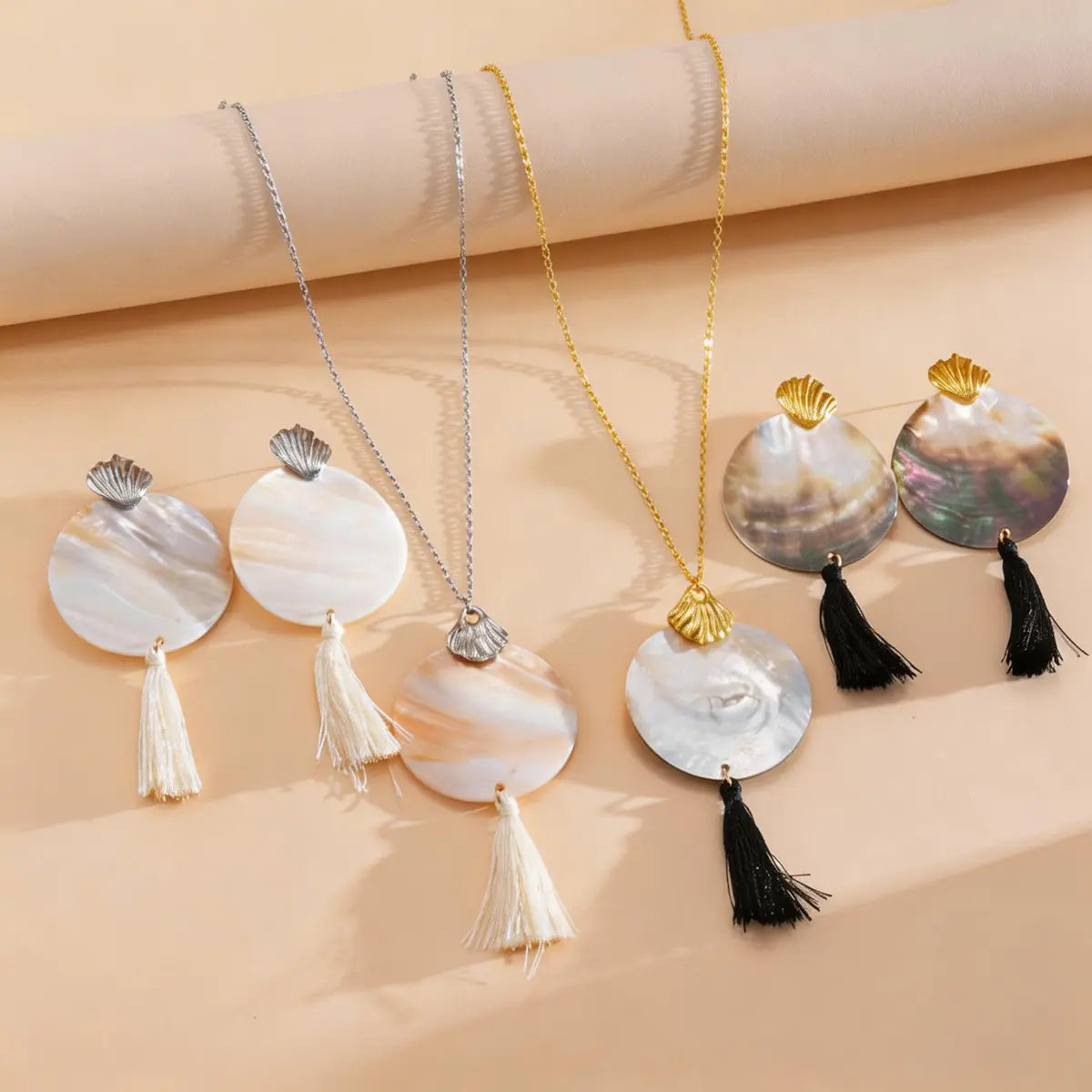 Ensemble bijou femme collier et boucles d’oreilles nacrées avec pampilles SecretBombe