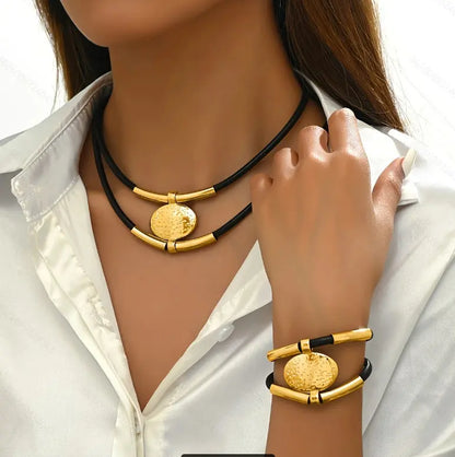 SecretBombe parure bijoux femme collier et bracelet doré pendentif ovale design géométrique élégant