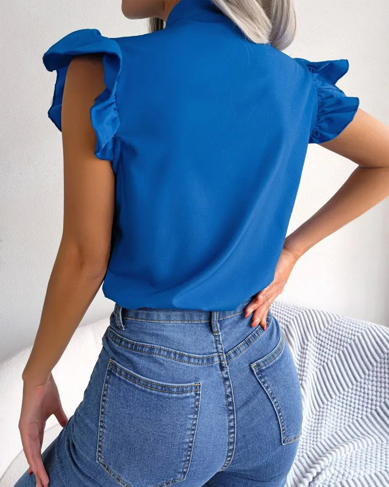 Chemisier femme bleu à col lavallière avec manches volantées SecretBombe