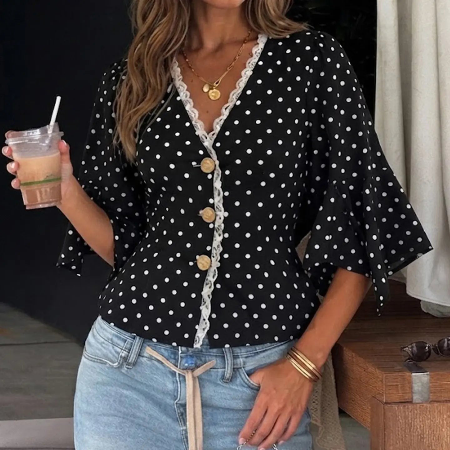 Blouse noire à pois blancs et boutons dorés SecretBombe