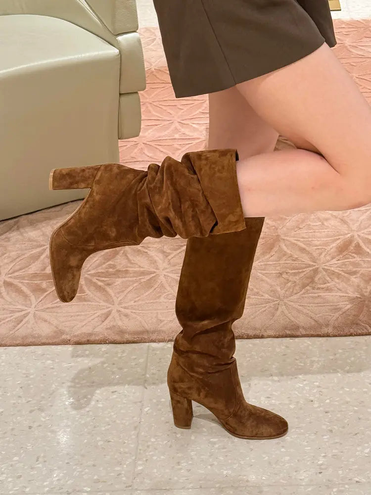 Détail bottes femme suédine SecretBombe talon bloc élégant