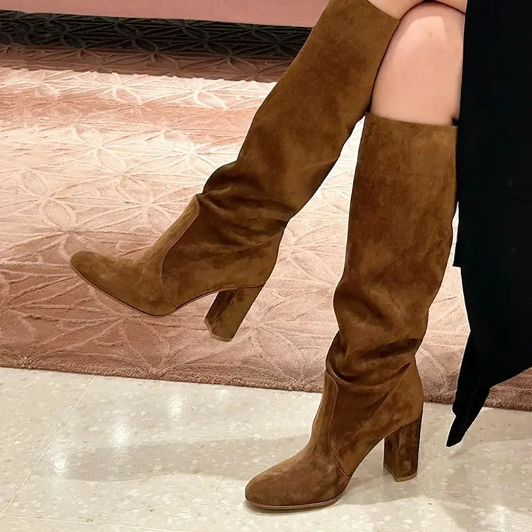 Détail bottes femme suédine SecretBombe talon bloc élégant