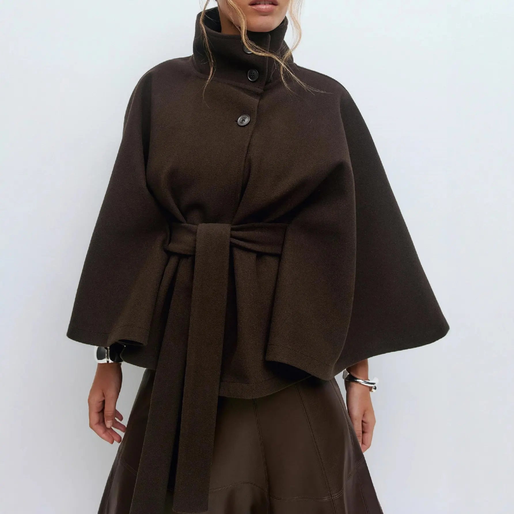 Cape femme SecretBombe col montant boutonné moderne