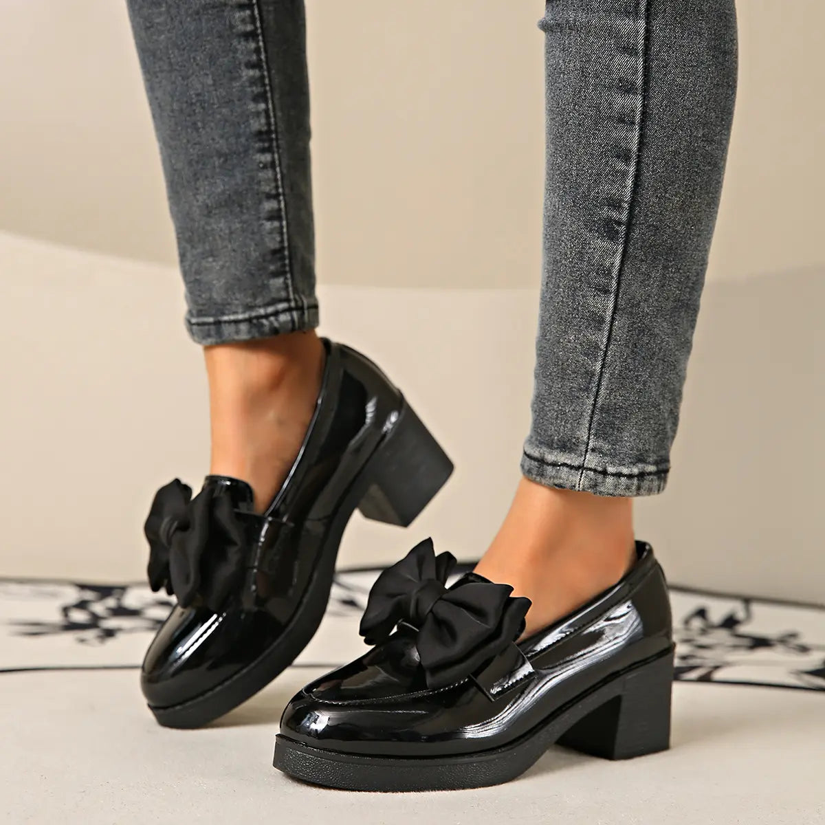 : Mocassins femme à bout rond vernis roses avec talon épais noir