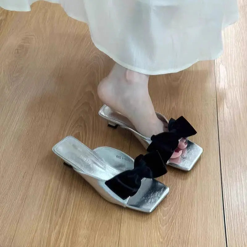Chaussures femme style mules chic à grand nœud disponibles en noir, blanc et argent - SecretBombe